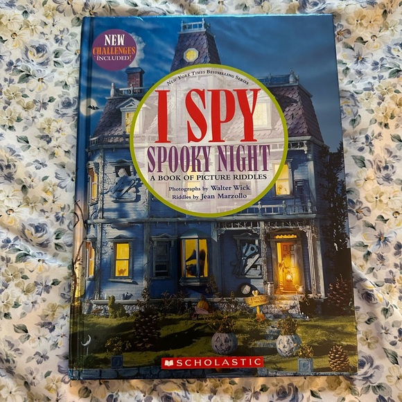 Scholastic I Spy Collection with Purple Cover - Picture 1 of 2